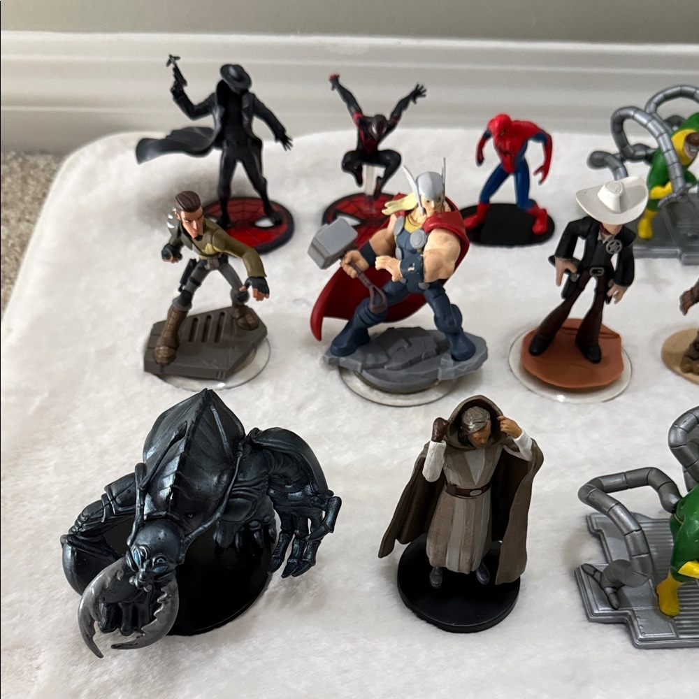 Assorted Action Figures Collection - Picture 2 of 11